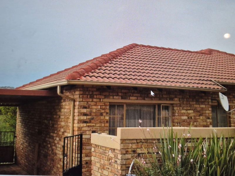 Priced to Sell – Secure 2-Bedroom Townhouse in Wilgeheuwel - Photo 2