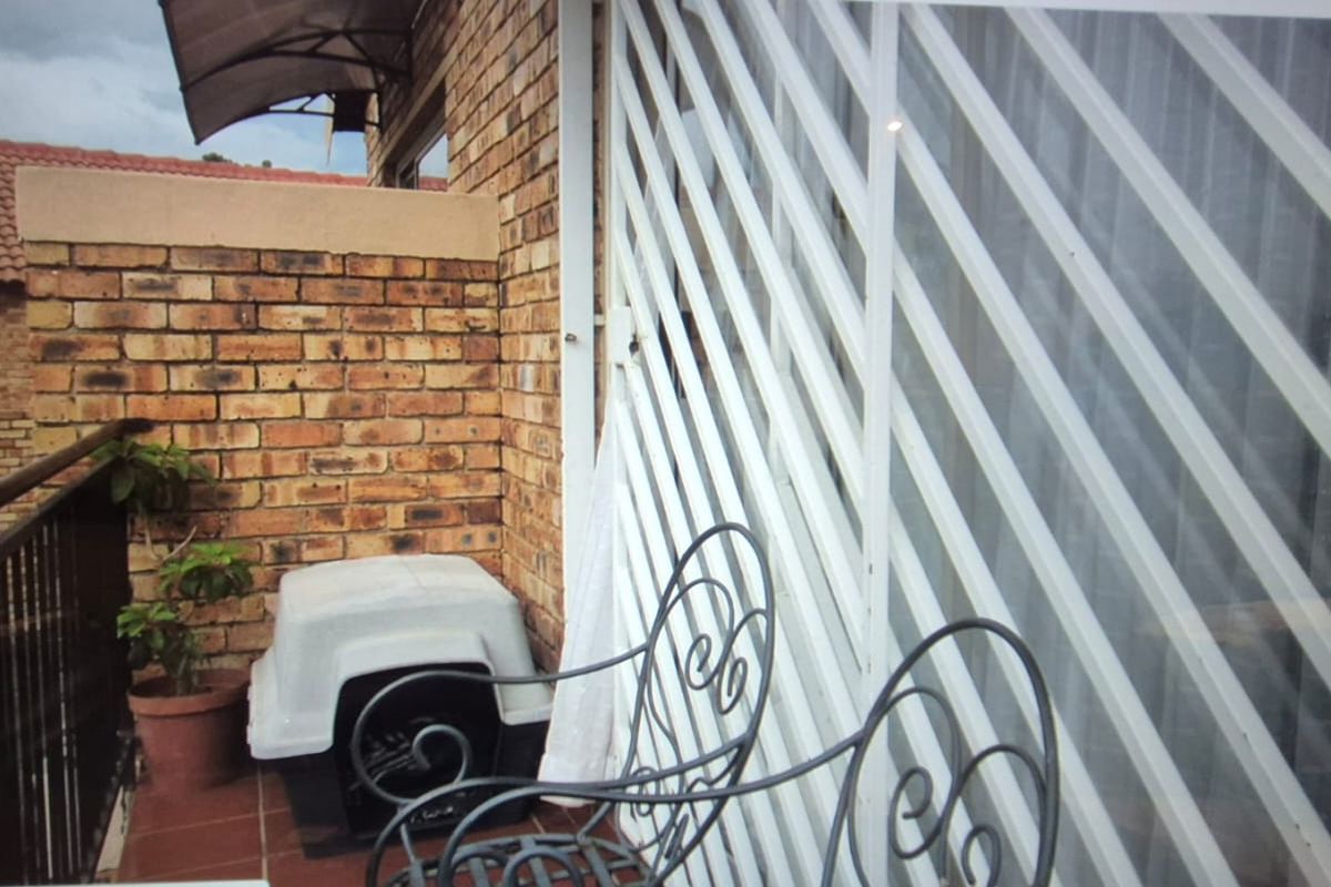 Priced to Sell – Secure 2-Bedroom Townhouse in Wilgeheuwel - Photo 4