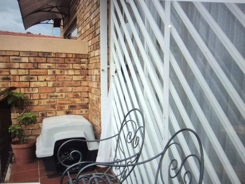 Priced to Sell – Secure 2-Bedroom Townhouse in Wilgeheuwel - Photo 4