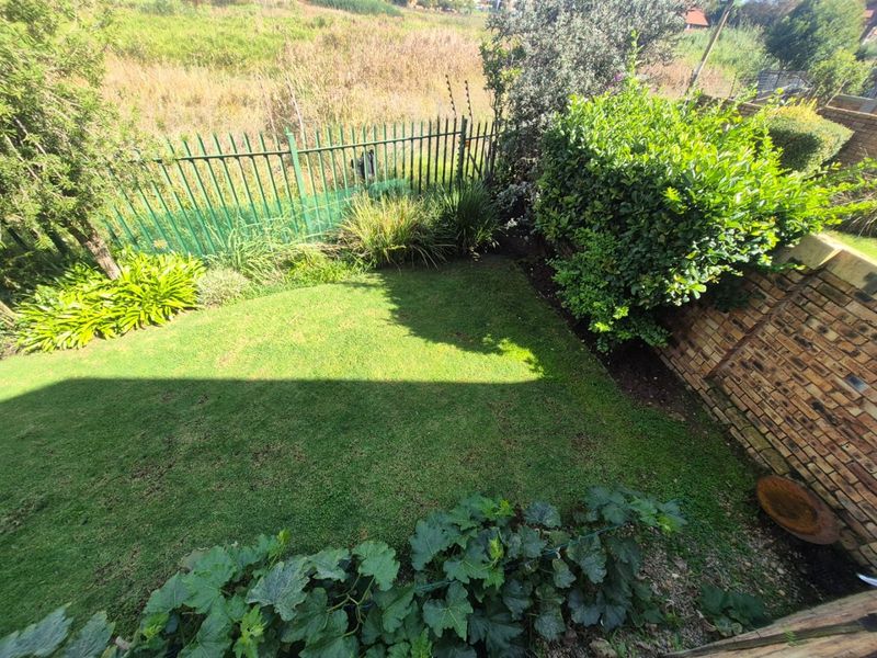 Priced to Sell – Secure 2-Bedroom Townhouse in Wilgeheuwel - Photo 2
