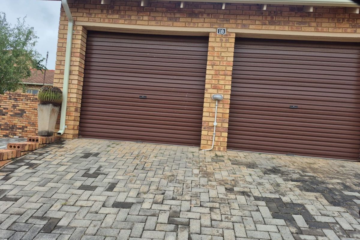 PRICED TO GO / URGENT SALE  3-Bedroom Home in Secure, Well-Maintained Complex - Photo 3