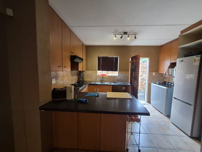 PRICED TO GO / URGENT SALE  3-Bedroom Home in Secure, Well-Maintained Complex - Photo 9