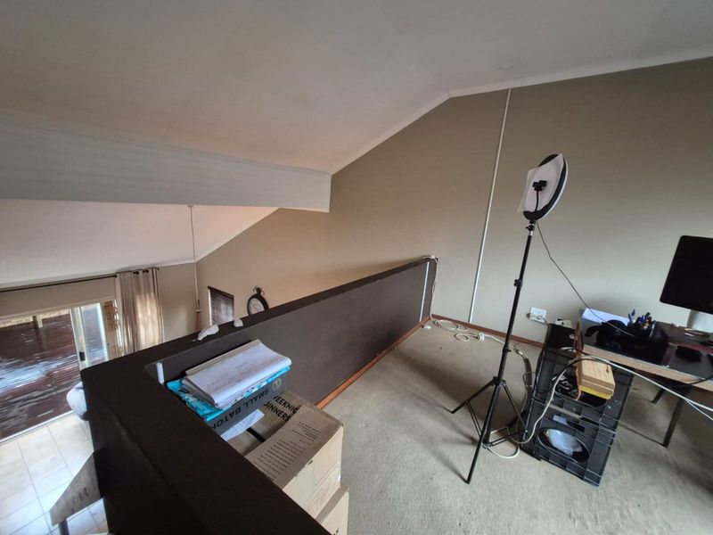 PRICED TO GO / URGENT SALE  3-Bedroom Home in Secure, Well-Maintained Complex - Photo 7