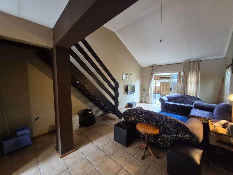 PRICED TO GO / URGENT SALE  3-Bedroom Home in Secure, Well-Maintained Complex - Photo 5