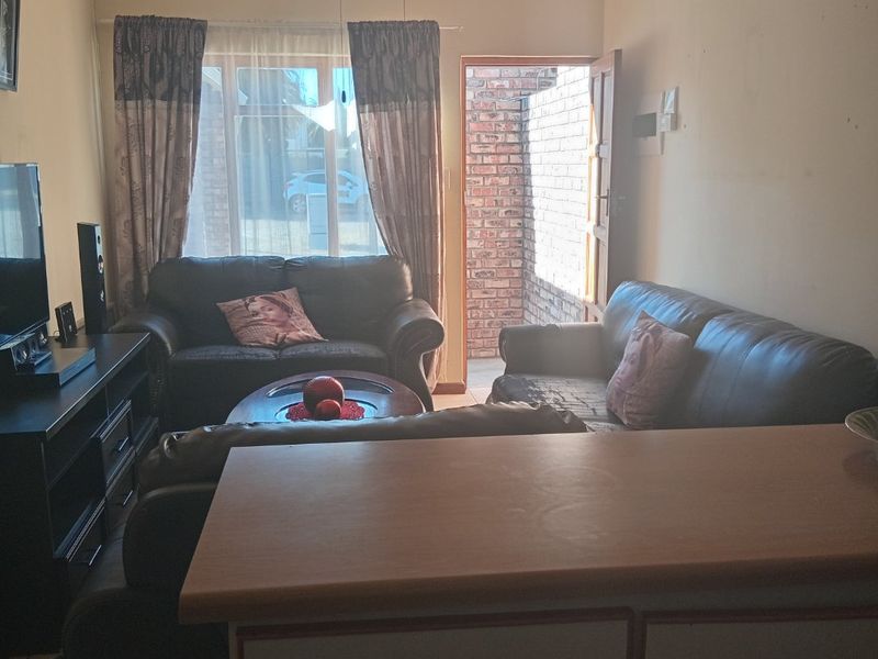 ""Cradock's Best Kept Secret: 2-Bedroom Townhouse for Sale"" - Photo 8