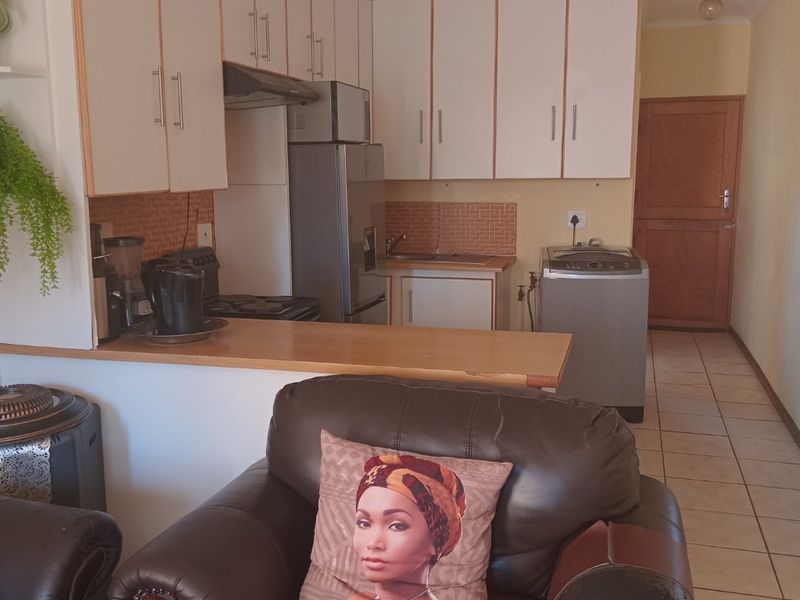 ""Cradock's Best Kept Secret: 2-Bedroom Townhouse for Sale"" - Photo 4