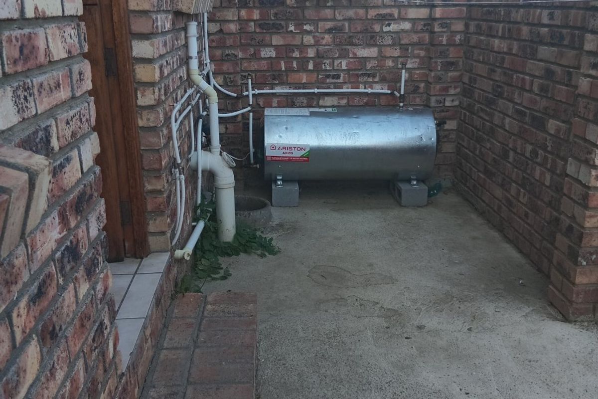 ""Cradock's Best Kept Secret: 2-Bedroom Townhouse for Sale"" - Photo 3