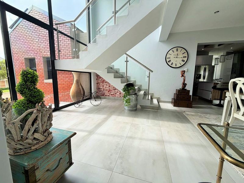 Walk into Comfort, Style and Peace of Mind ................. - Photo 3