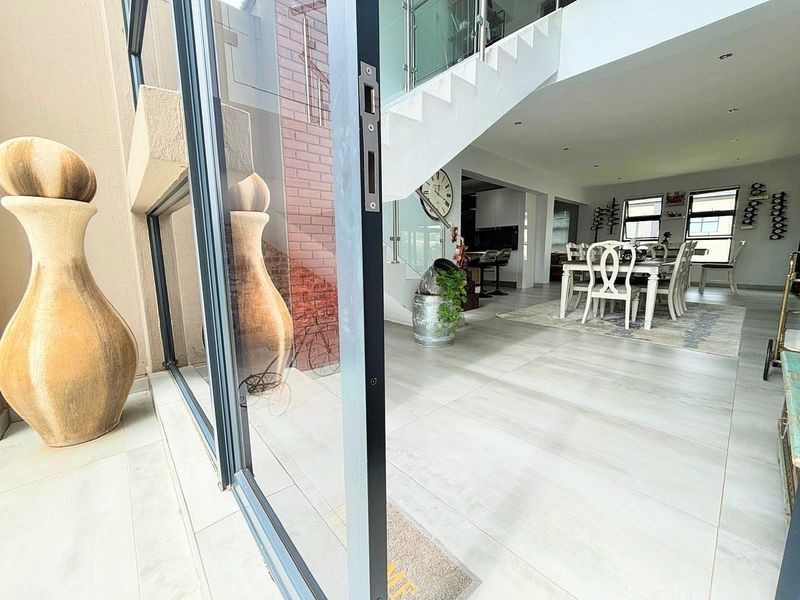 Walk into Comfort, Style and Peace of Mind ................. - Photo 2