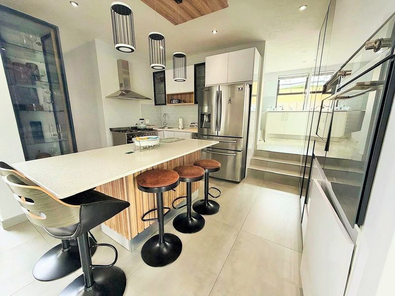 Walk into Comfort, Style and Peace of Mind ................. - Photo 10