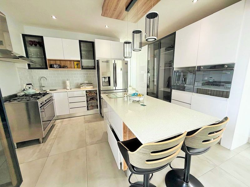 Walk into Comfort, Style and Peace of Mind ................. - Photo 9