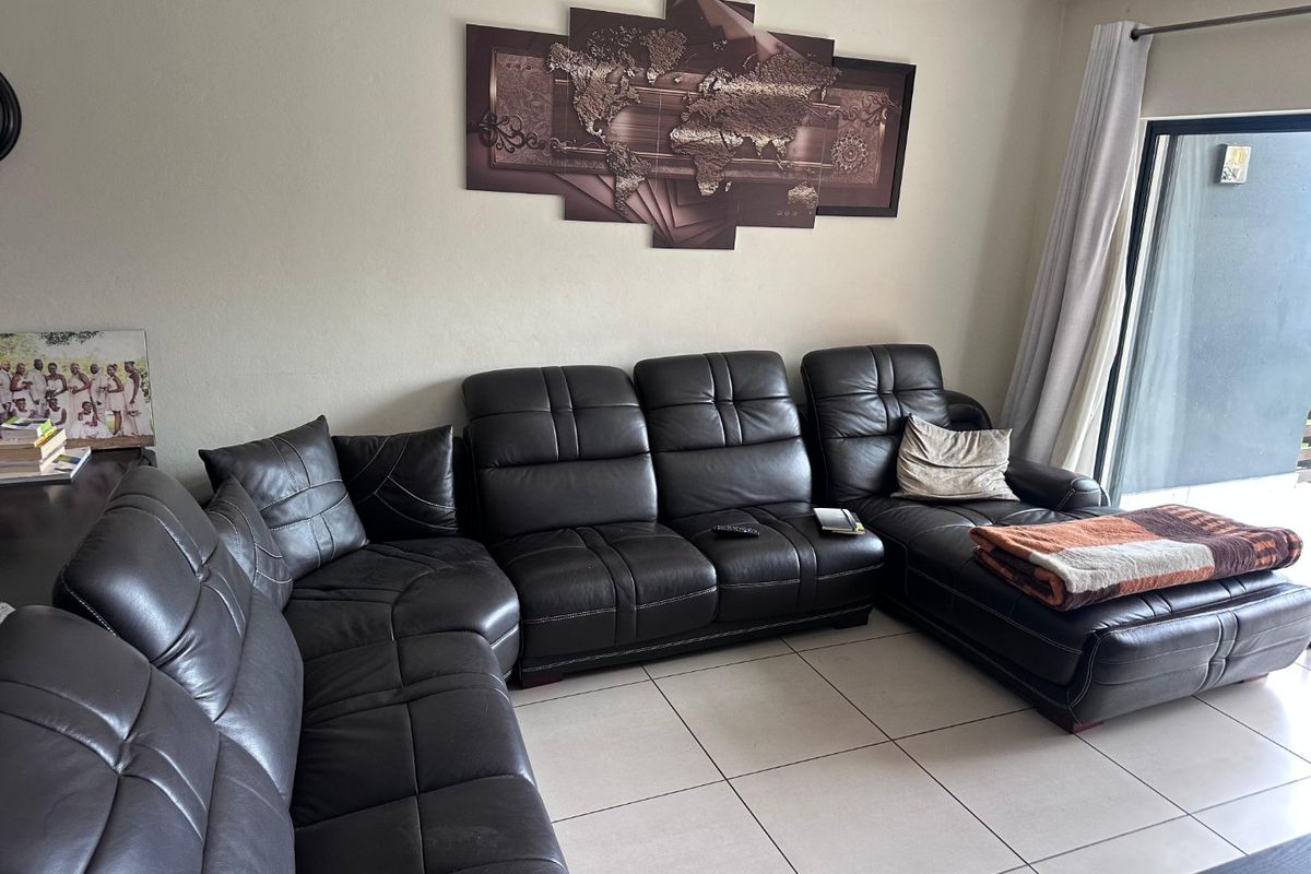 Spacious 3 Bedroom Ground Floor Apartment  - Photo 3