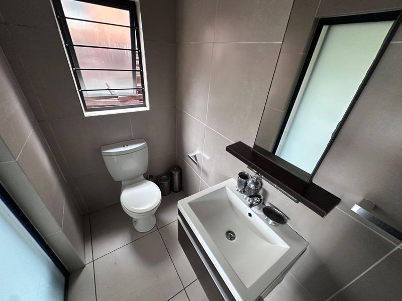 Spacious 3 Bedroom Ground Floor Apartment  - Photo 9