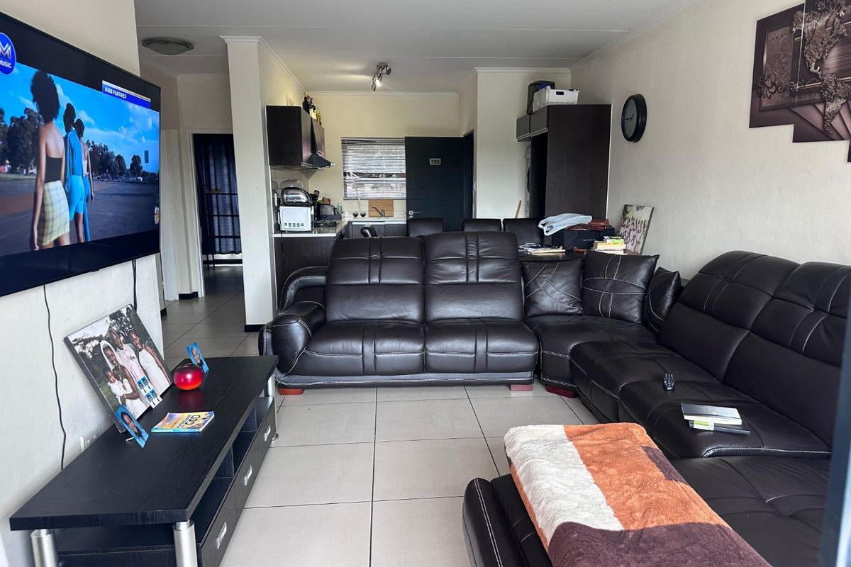 Spacious 3 Bedroom Ground Floor Apartment  - Photo 2