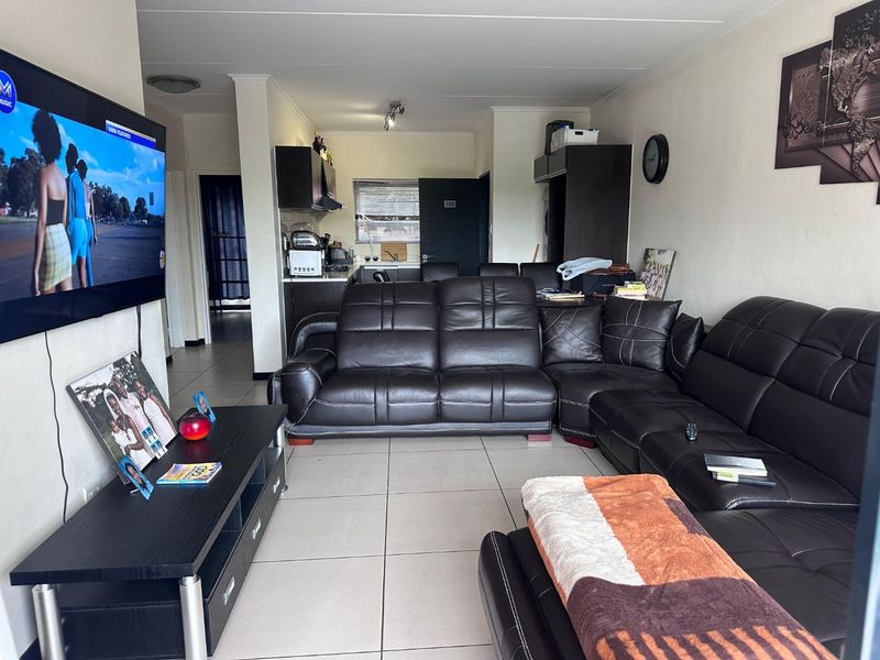 Spacious 3 Bedroom Ground Floor Apartment  - Photo 2