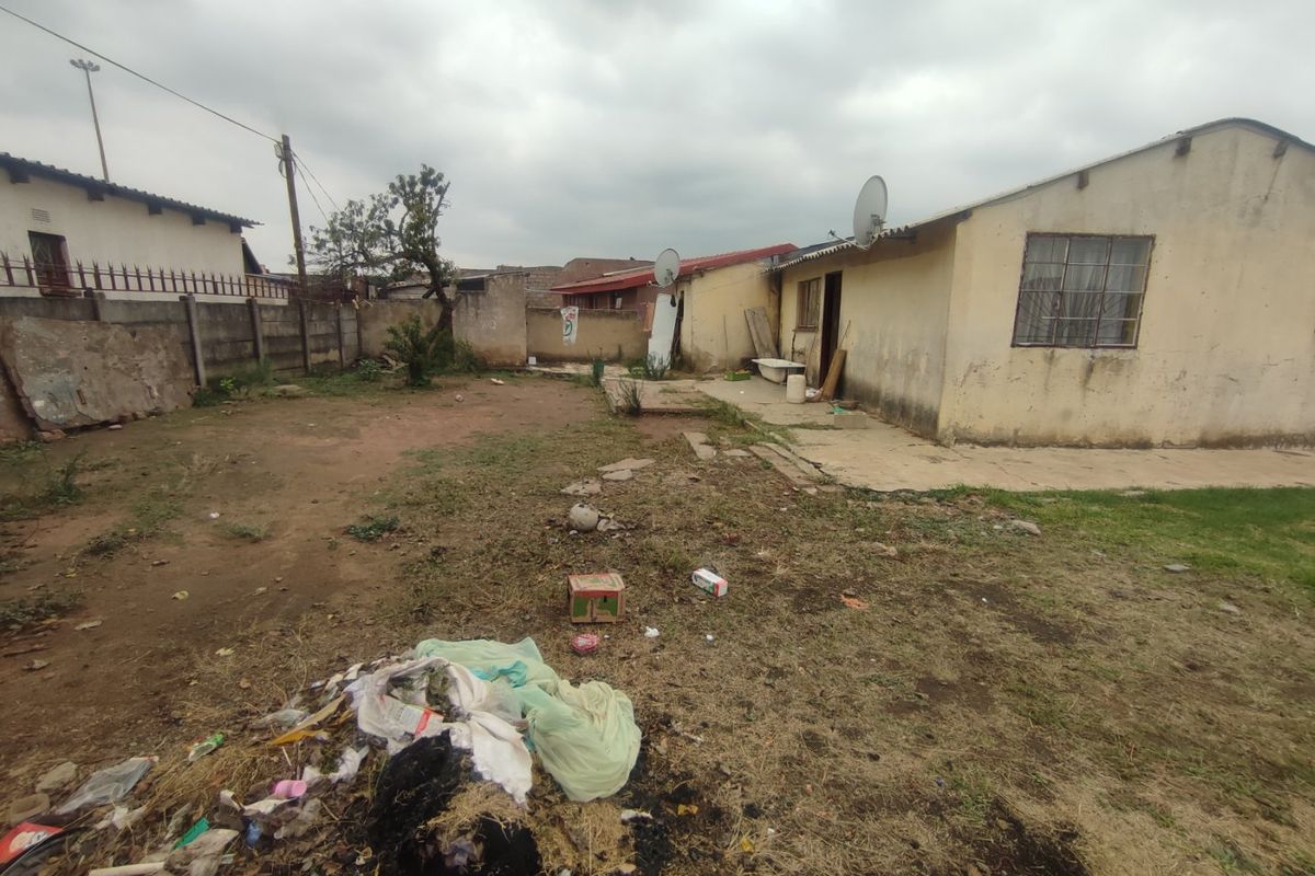 HOUSE FOR SALE IN TSAKANE  - Photo 3