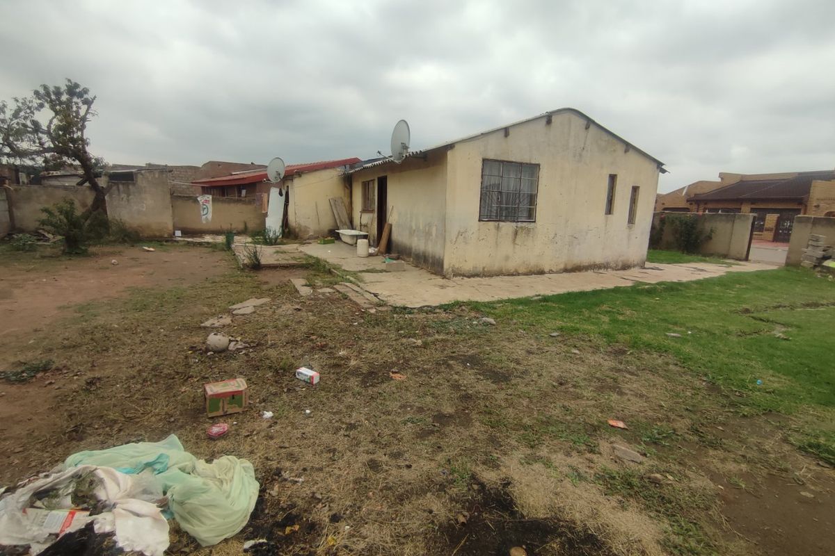 HOUSE FOR SALE IN TSAKANE  - Photo 4