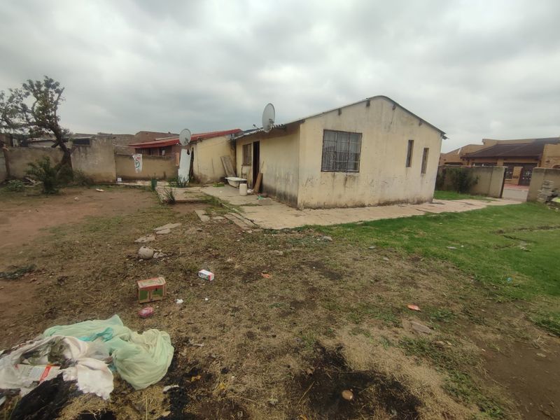HOUSE FOR SALE IN TSAKANE  - Photo 4