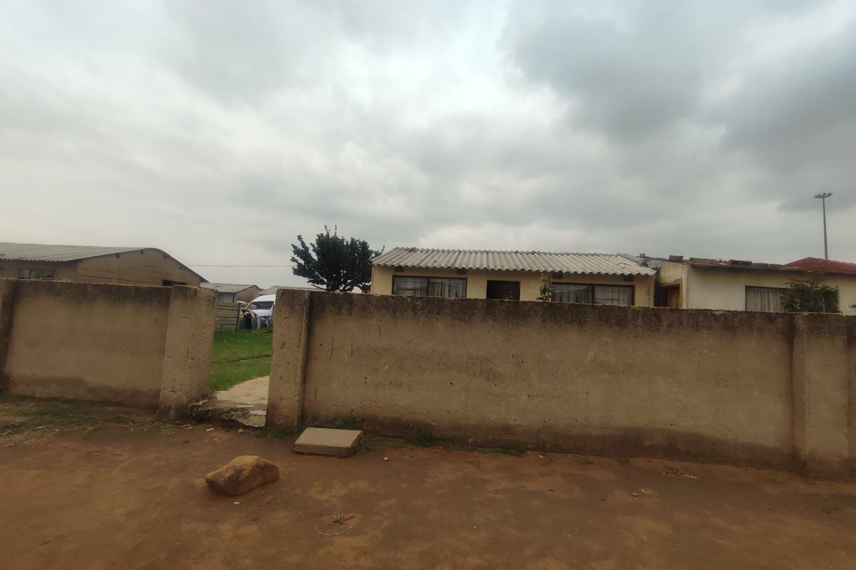 HOUSE FOR SALE IN TSAKANE  - Photo 2