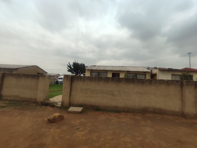 HOUSE FOR SALE IN TSAKANE  - Photo 2