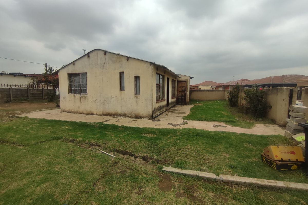 HOUSE FOR SALE IN TSAKANE  - Photo 5