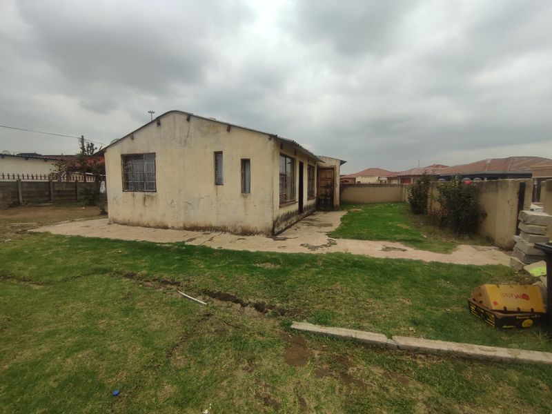 HOUSE FOR SALE IN TSAKANE  - Photo 5