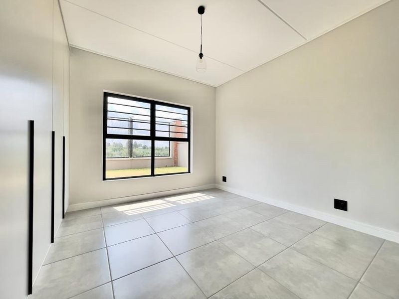 Modern 3-Bedroom Ground Apartment for Rental in Waterfall. - Photo 8