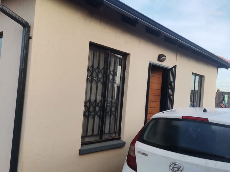 2 Bed House in Protea Glen for Sale - Photo 2