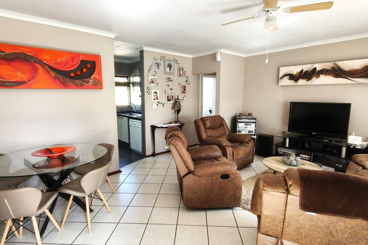 Chic Noordheuwel Townhouse Living - Photo 4