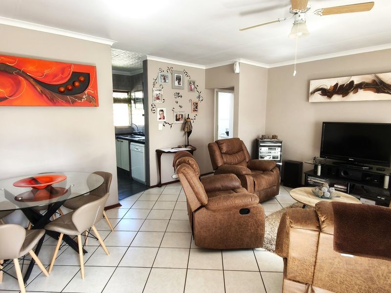 Chic Noordheuwel Townhouse Living - Photo 4