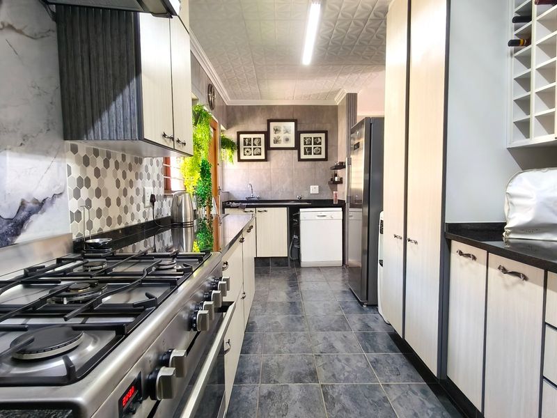Chic Noordheuwel Townhouse Living - Photo 9