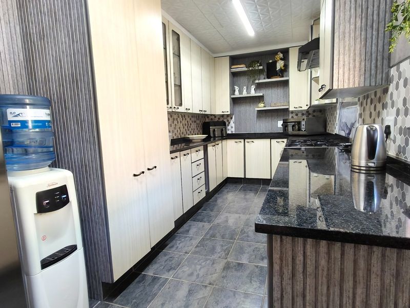 Chic Noordheuwel Townhouse Living - Photo 8