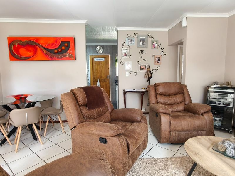 Chic Noordheuwel Townhouse Living - Photo 7