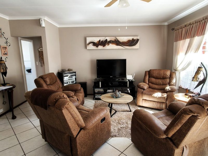 Chic Noordheuwel Townhouse Living - Photo 6