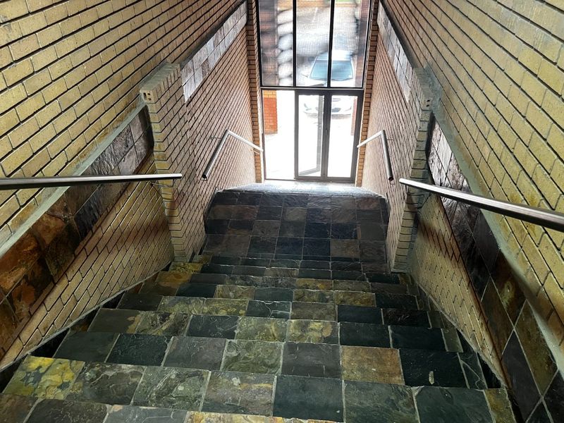 Neat Commercial Property To Rent  Stunning Balcony Views - Photo 8