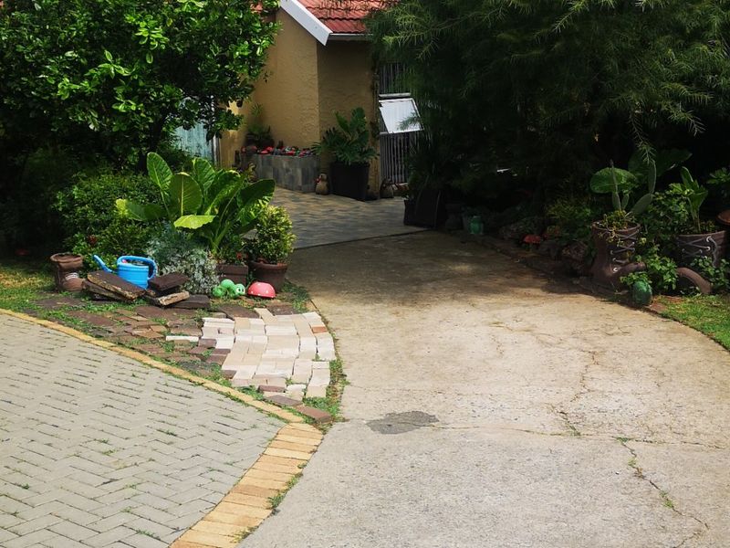 A Huge property with 3 Bedrooms, 2 Bathroom, Cottage plus pool. - Photo 3