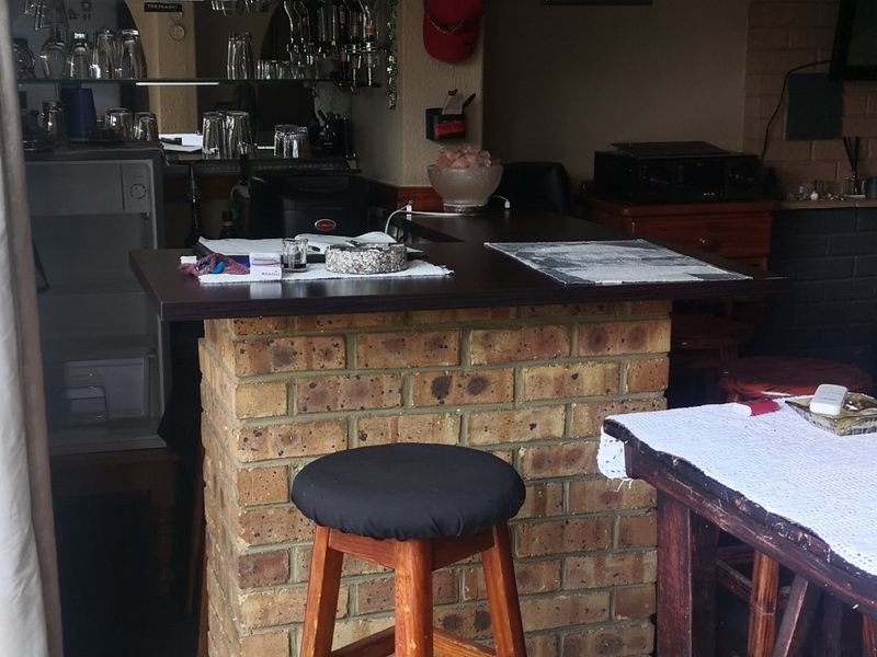 A Huge property with 3 Bedrooms, 2 Bathroom, Cottage plus pool. - Photo 6