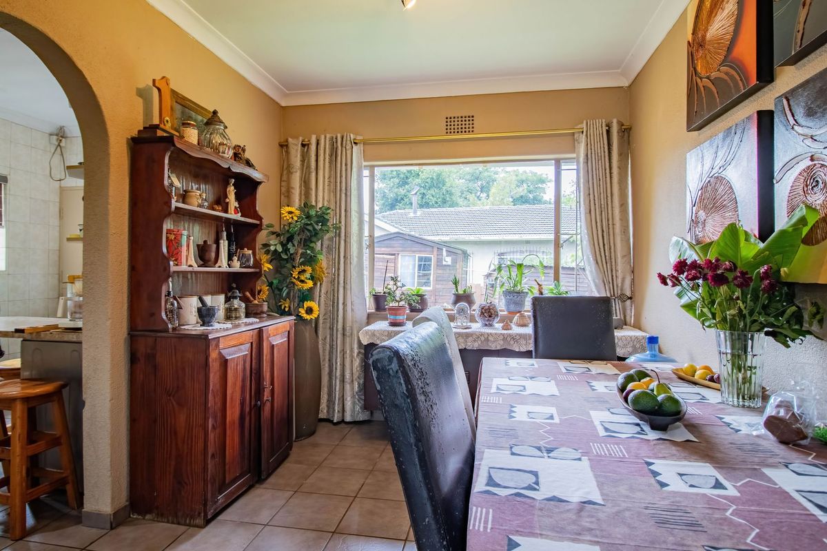 A Huge property with 3 Bedrooms, 2 Bathroom, Cottage plus pool. - Photo 2