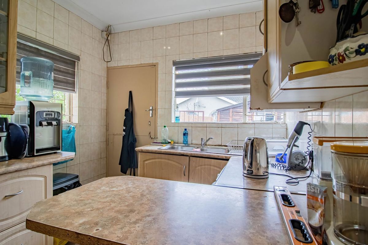 A Huge property with 3 Bedrooms, 2 Bathroom, Cottage plus pool. - Photo 5