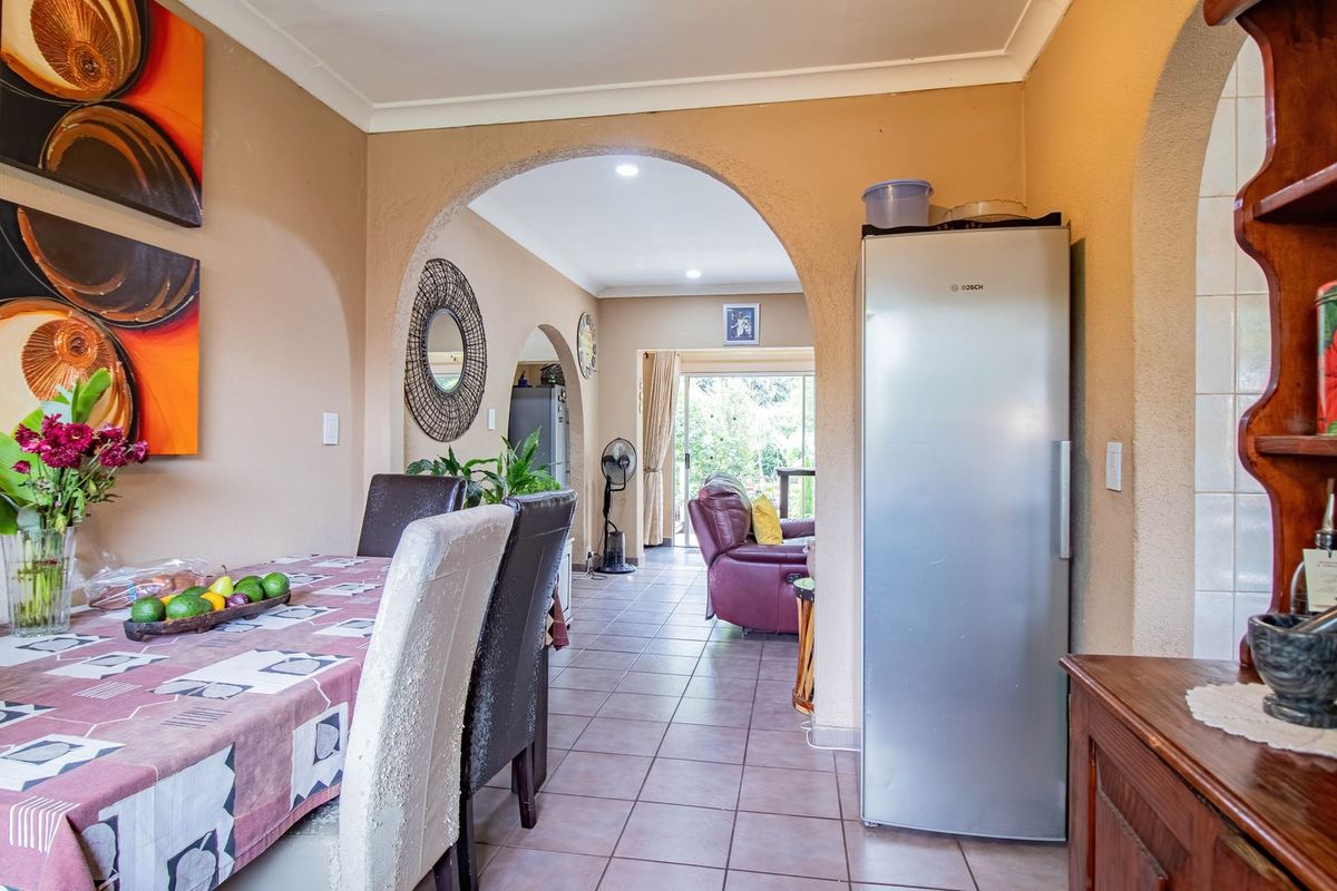 A Huge property with 3 Bedrooms, 2 Bathroom, Cottage plus pool. - Photo 3