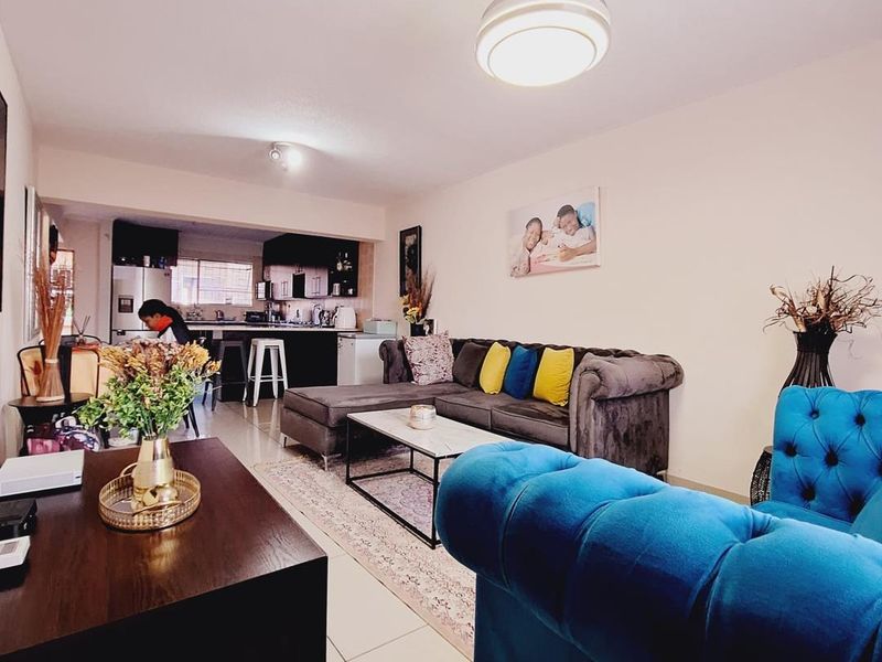 STUNNING DOUBLE STOREY TOWNHOUSE IN EDLEEN, KEMPTON PARK! - Photo 4