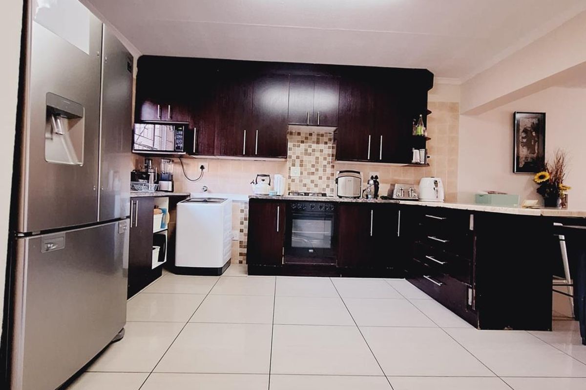 STUNNING DOUBLE STOREY TOWNHOUSE IN EDLEEN, KEMPTON PARK! - Photo 2