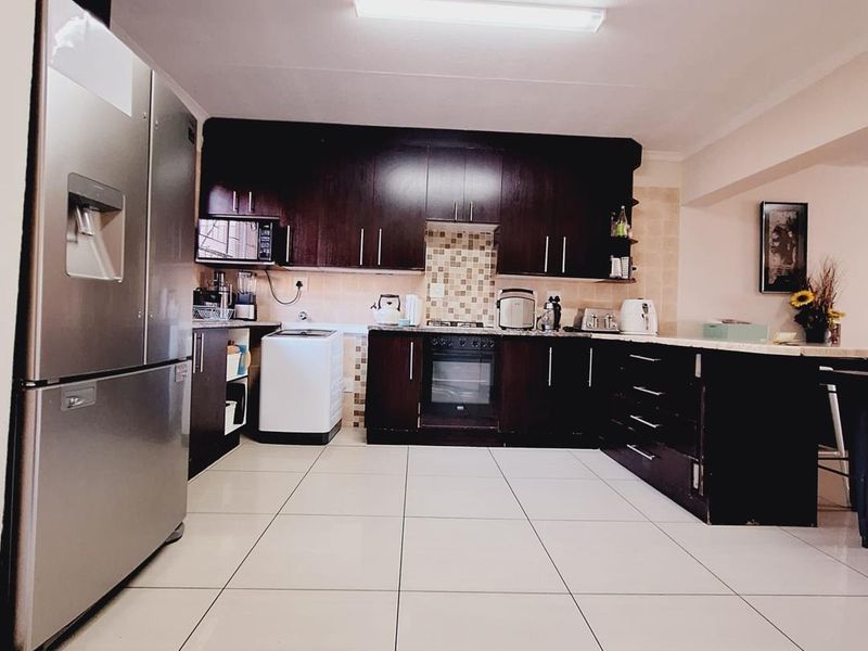 STUNNING DOUBLE STOREY TOWNHOUSE IN EDLEEN, KEMPTON PARK! - Photo 2