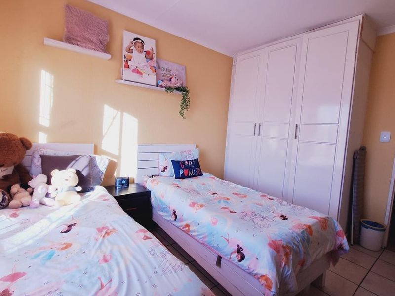 STUNNING DOUBLE STOREY TOWNHOUSE IN EDLEEN, KEMPTON PARK! - Photo 7