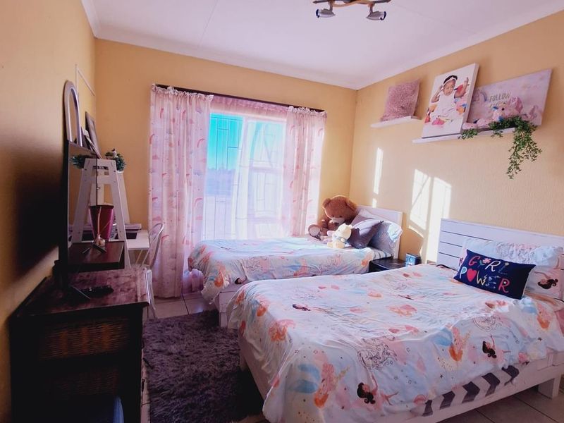STUNNING DOUBLE STOREY TOWNHOUSE IN EDLEEN, KEMPTON PARK! - Photo 6