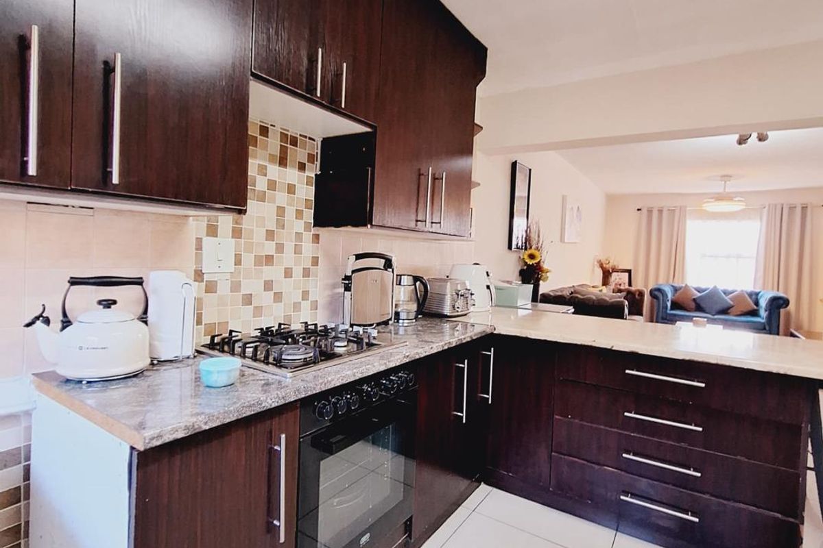 STUNNING DOUBLE STOREY TOWNHOUSE IN EDLEEN, KEMPTON PARK! - Photo 3