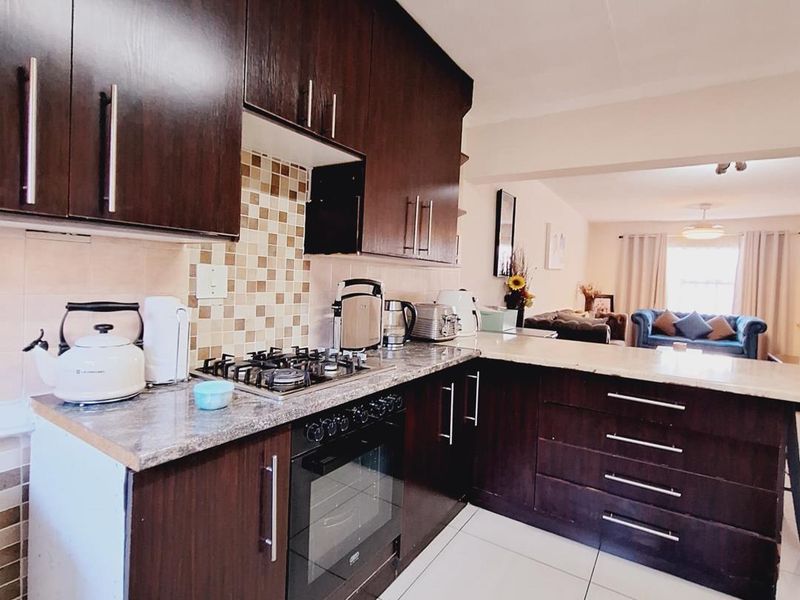 STUNNING DOUBLE STOREY TOWNHOUSE IN EDLEEN, KEMPTON PARK! - Photo 3