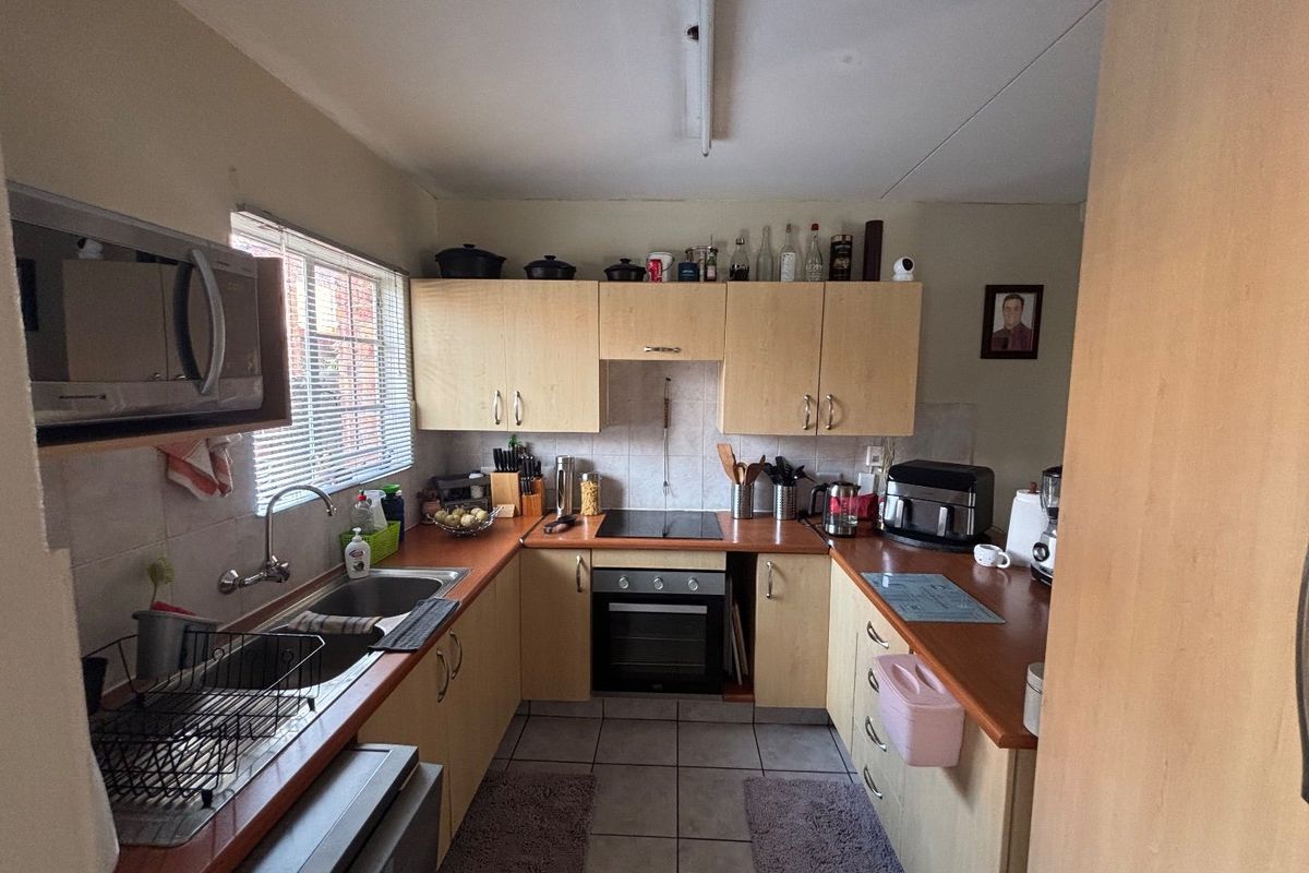 Stylish Secure Townhouse With Private Garden - Photo 3