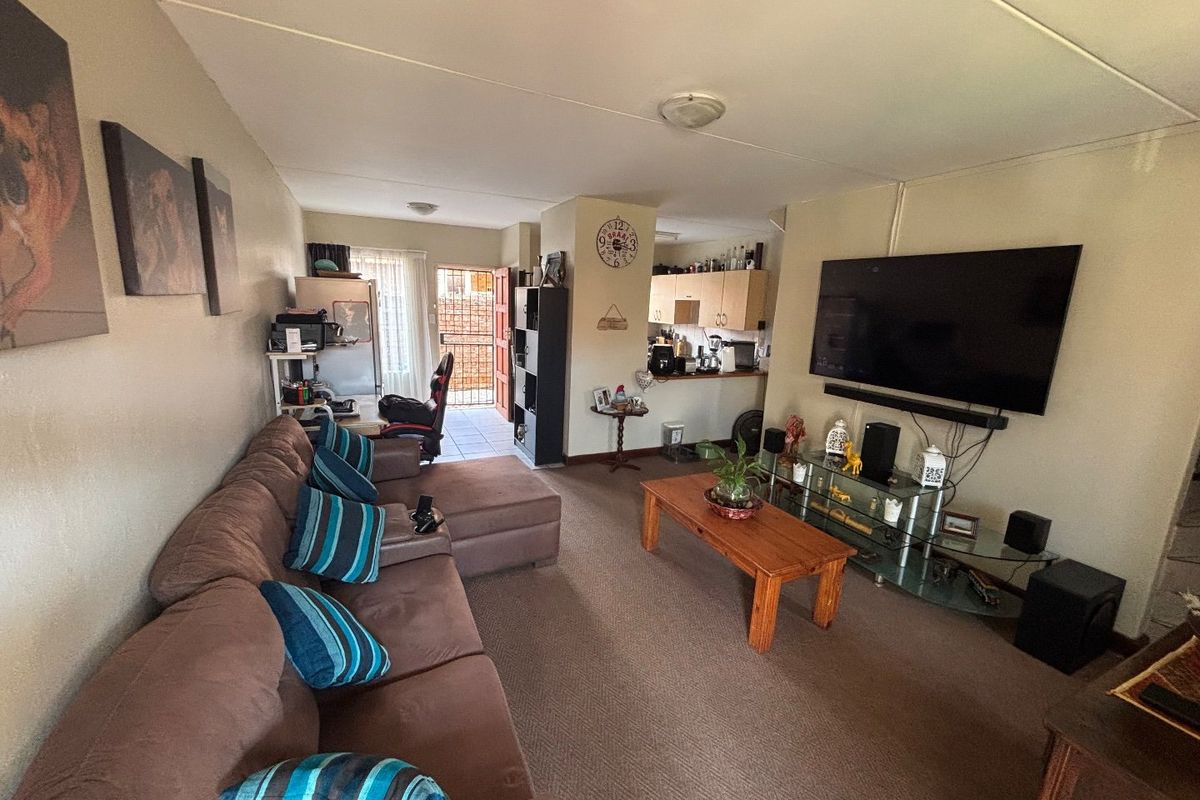 Stylish Secure Townhouse With Private Garden - Photo 2