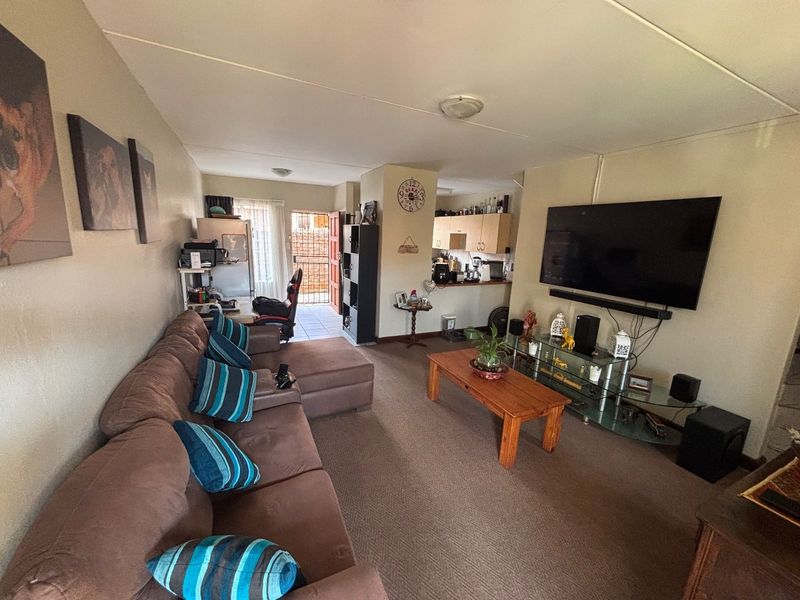 Stylish Secure Townhouse With Private Garden - Photo 2